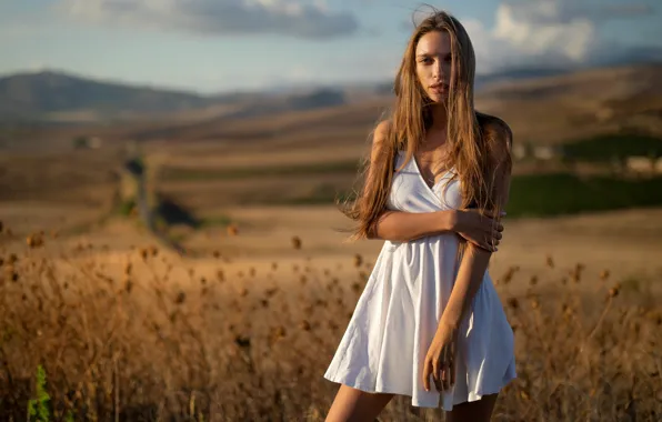 Картинка лето, взгляд, девушка, природа, поза, модель, волосы, фигура