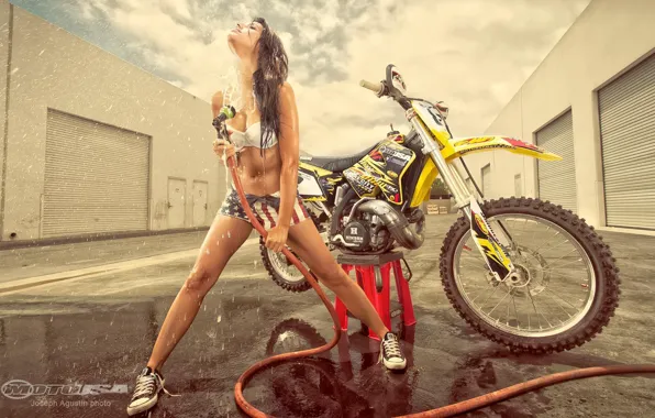 Мойка, Эротика, на улице, стоит над мотоциклом Suzuki RM250 Project Bike, девушка Raquel, поливает себя