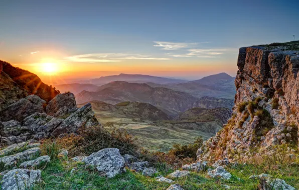 Картинка небо, трава, закат, горы, камни, скалы