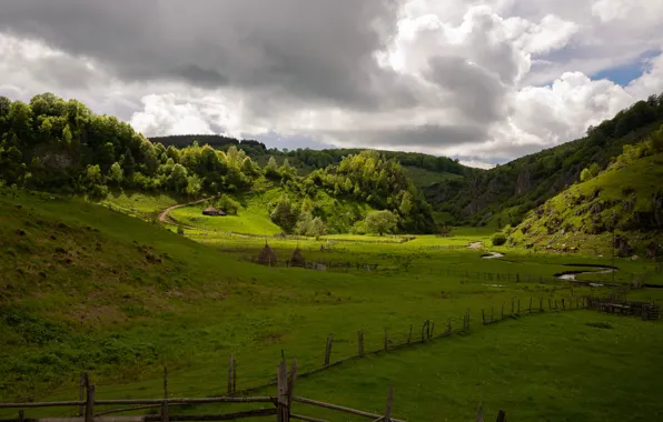 Дорога, поле, облака, горы, природа, река, забор, леса