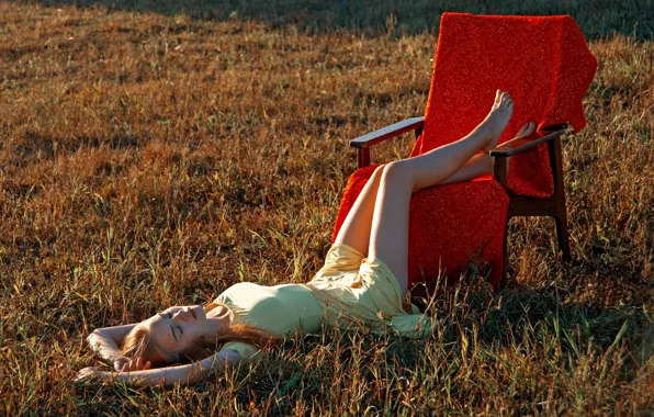 Картинка трава, девушка, природа, ноги, кресло, платье, рыжая