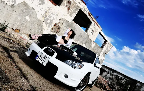 Небо, девушка, Subaru, Эротика, белый авто