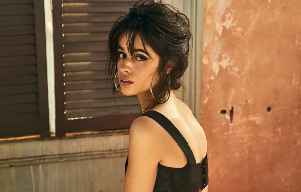 Картинка взгляд, стена, портрет, макияж, брюнетка, окно, прическа, певица