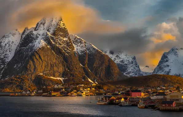Картинка облака, снег, закат, горы, дома, лодки, деревня, Норвегия