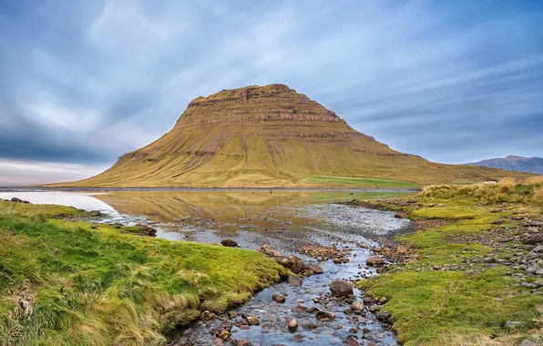 Небо, облака, озеро, ручей, камни, гора, Исландия, Kirkjufell