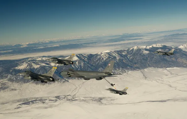 Картинка снег, полет, горы, истребители, F-16, Fighting Falcon, Stratotanker, самолёт-заправщик