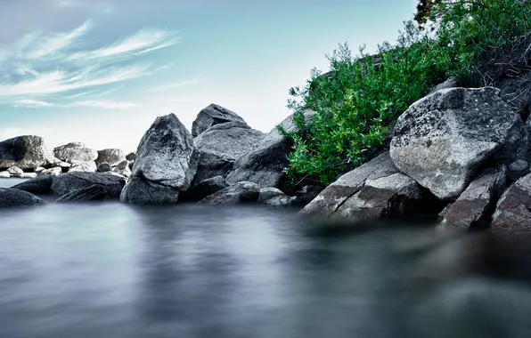 Небо, камни, берег, водоем, валуны, кустарники