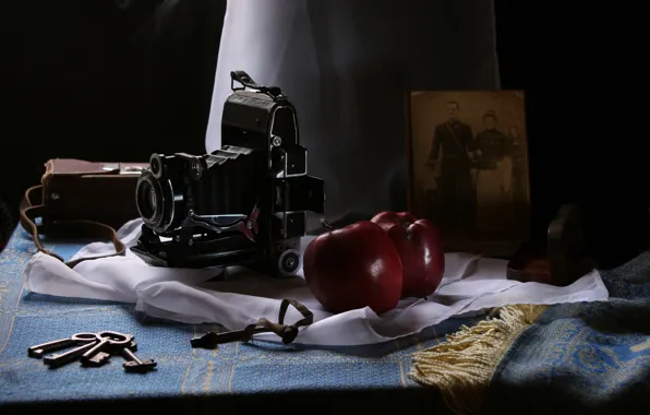 Старина, стиль, ретро, темный фон, стол, фотография, яблоки, фотоаппарат