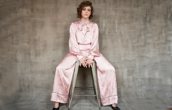 Актриса, стул, костюм, туфли, красивая, причёска, сидит, Sophia Lillis