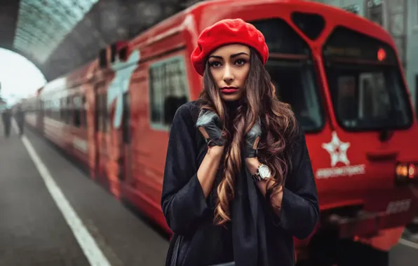 Девушка, вокзал, поезд, пальто, берет, холодно