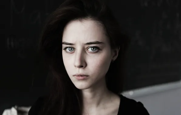 Брюнетка, студентка, большие глаза