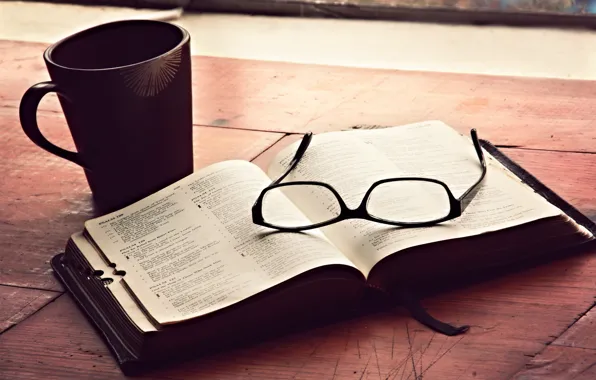 Очки, чашка, книга, Библия