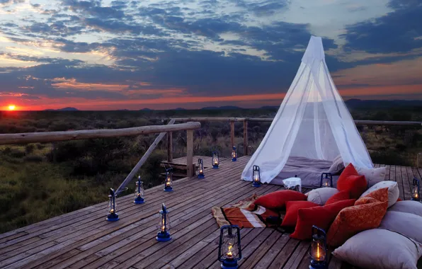 Romantic, safari, lodge, hide at sunset, Sanctuary Makanyane, South Afrika