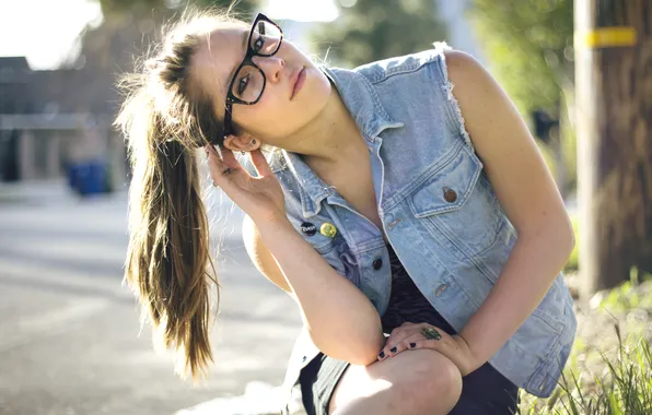 Картинка девушка, очки, хвост