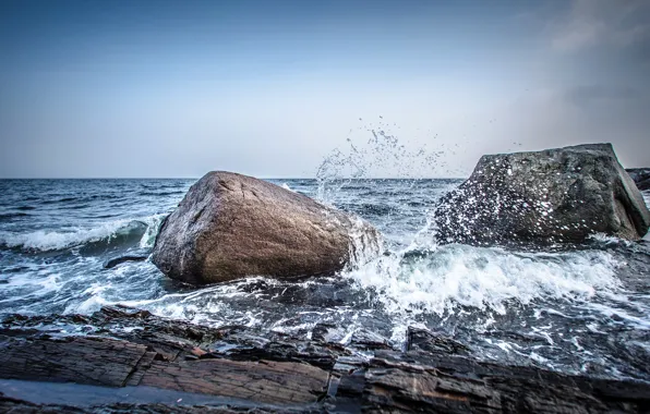 Картинка море, небо, брызги, шторм, камни, скалы, Норвегия