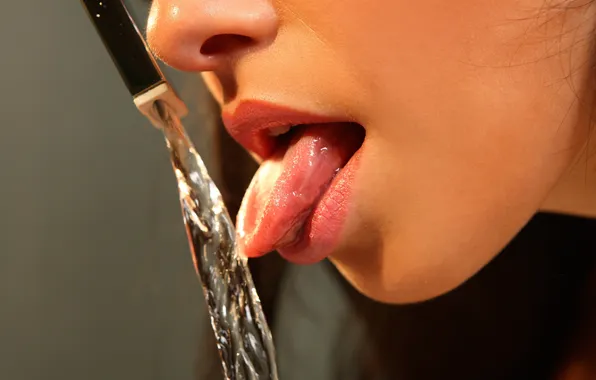 Картинка язык, вода, девушка, кран, губы, пьет