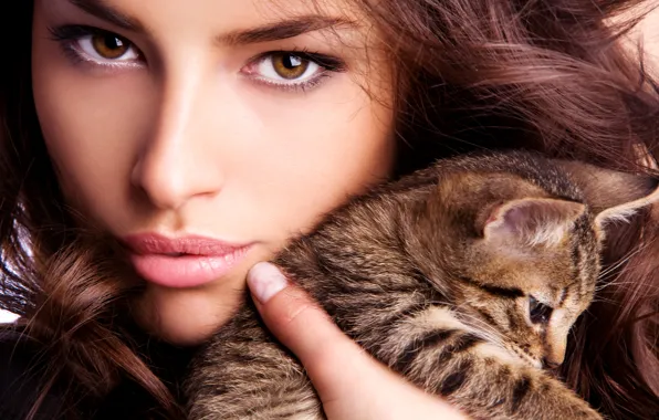 Картинка девушка, лицо, котенок, животное, волосы, карие глаза