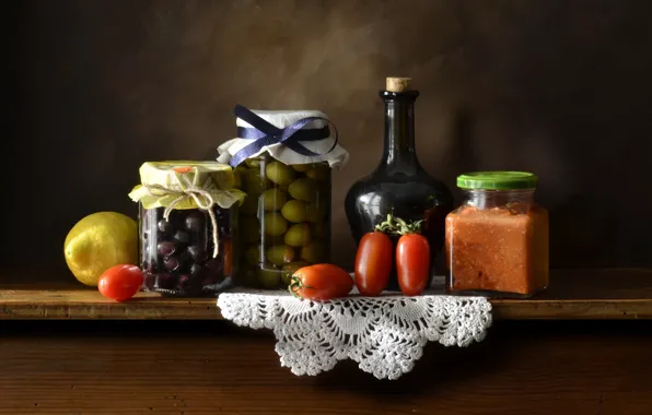 Лимон, бутылки, натюрморт, помидор, оливки