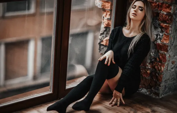 Картинка поза, ноги, окно, на полу, Hakan Erenler, Ксения Крапива