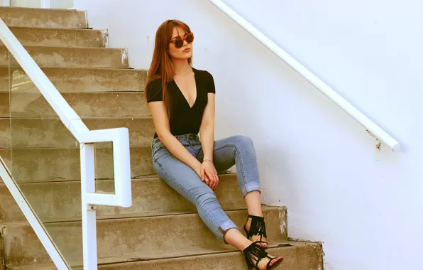 Картинка девушка, модель, джинсы, очки, лестница, в очках, на ступеньках, Kristina Bazan