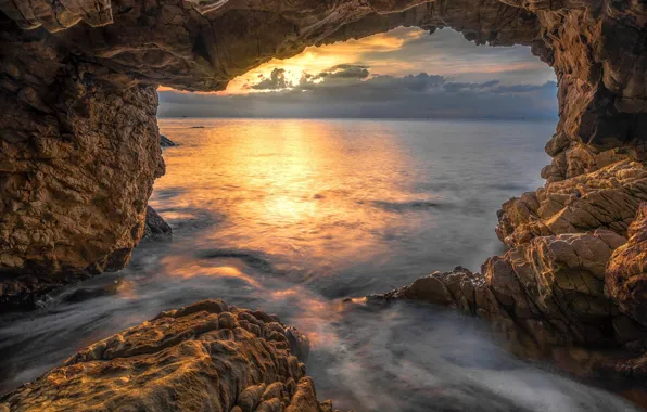 Море, закат, скала