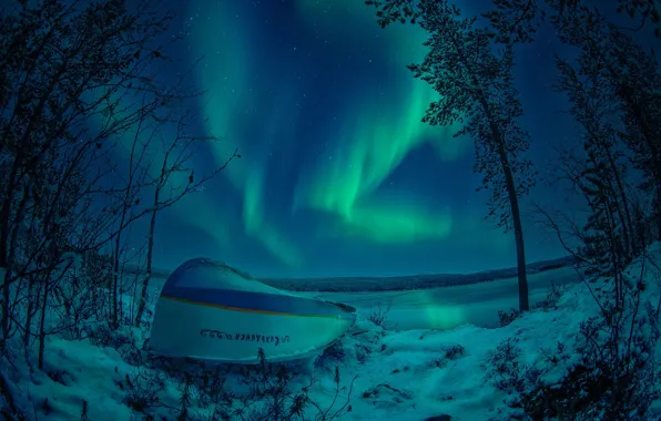 Картинка зима, небо, снег, деревья, озеро, лодка, северное сияние, Россия