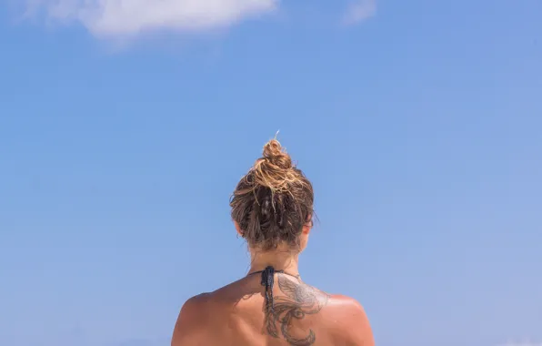 Картинка облака, позитив, блондинка, татуировка, clouds, tattoo, blue sky, голубое небо