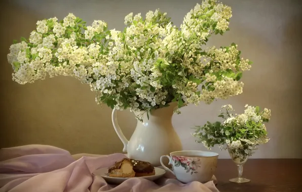 Букет, пирожное, кувшин, спирея