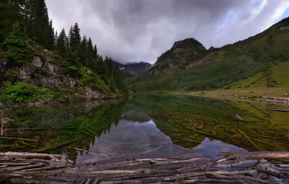 Картинка лес, небо, отражения, тучи, озеро, скалы, Колорадо, США