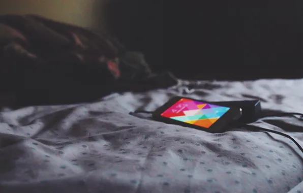 Картинка лист, обои, iPhone, кровать, экраном, телефон зарядное устройство