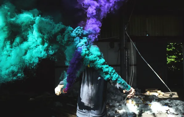 Парень брюнет пускает дым прислонившись головой к стене — Фотографии для аватара
