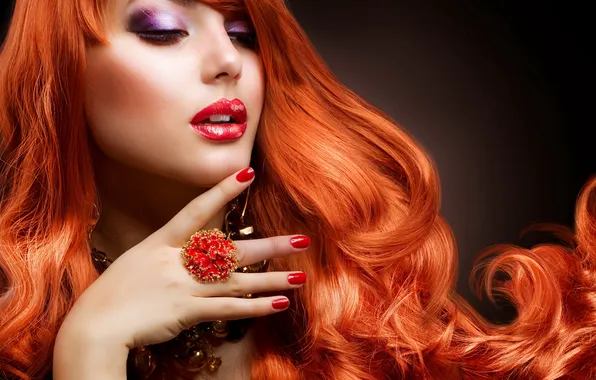 Картинка модель, рыжая девушка, кольцо в форме цветка, красный монекюр