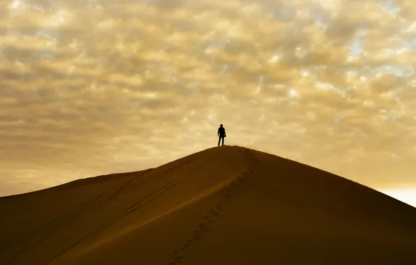 Картинка песок, небо, облака, пустыня, человек, парень