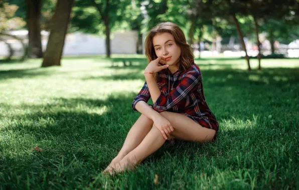 Картинка grass, trees, barefoot, model, brunette, glasses, sitting, Valeria