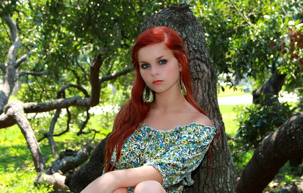 Картинка зелень, взгляд, девушка, деревья, парк, серьги, платье, рыжеволосая