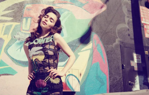 Поза, стена, граффити, платье, актриса, брюнетка, фотосессия, Emilia Clarke