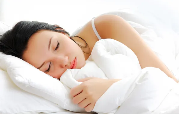 Картинка девушка, сон, подушки, брюнетка, одеяло, лямочка