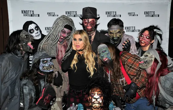 Девушка, монстры, Carmen Electra