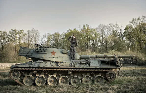 Картинка девушка, танк, форма, бронетехника