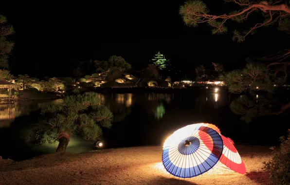 Картинка деревья, ночь, огни, пруд, Япония, сад, фонари, зонты
