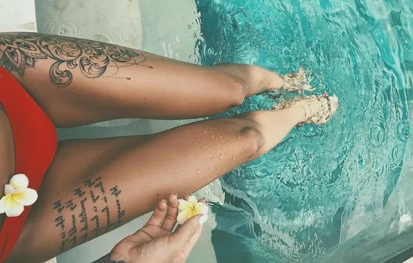Вода, девушка, бассейн, тату, цветочки, красные трусики, татуировки на ногах