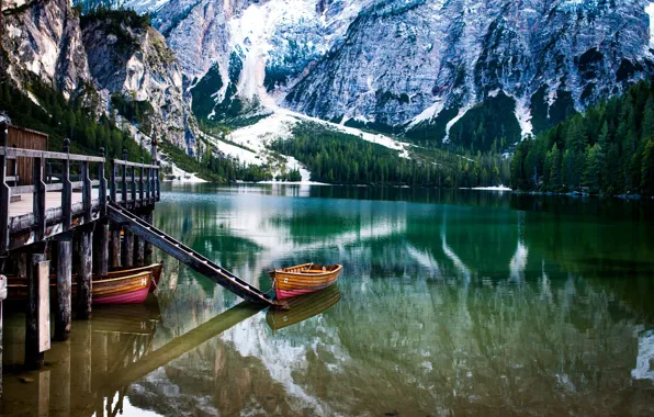 Картинка снег, пейзаж, горы, природа, озеро, лодки, причал, Италия