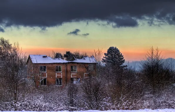 Картинка зима, небо, облака, снег, деревья, дом, заброшенный, сумерки