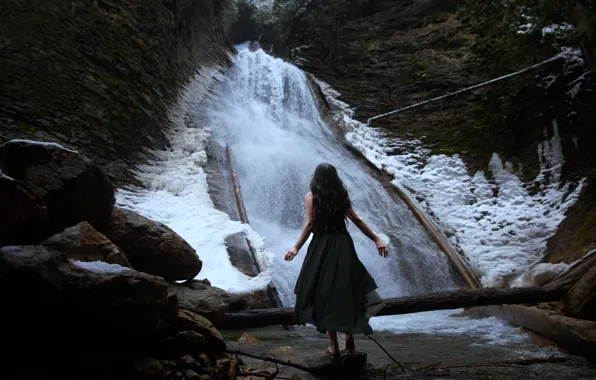 Картинка девушка, скала, камни, водопад, ситуация, босиком, руки, платье