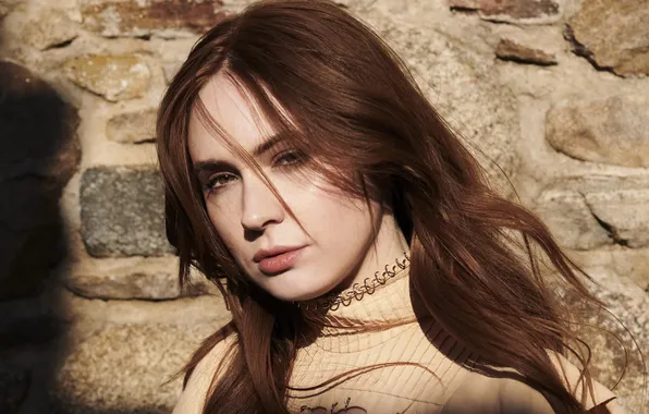 Взгляд, солнце, стена, портрет, актриса, шатенка, Карен Гиллан, Karen Gillan
