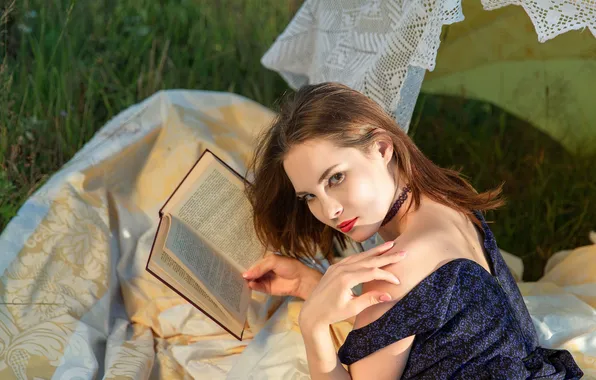 Model, Reading, Red Lips, Looking At Camera, Choker, Diana Jam, Woman Outdoors