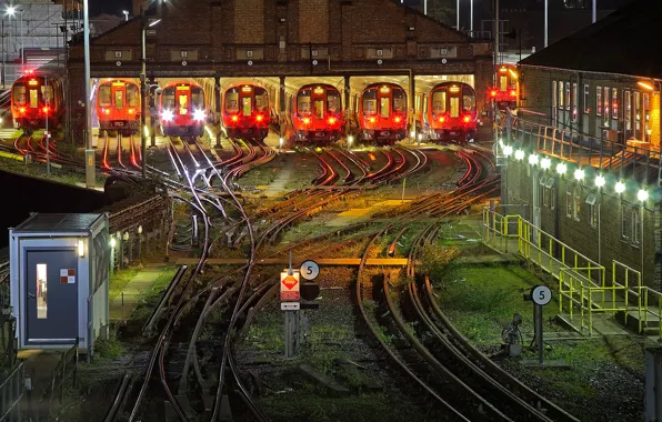 Картинка ночь, огни, метро, Англия, Лондон, поезд, депо