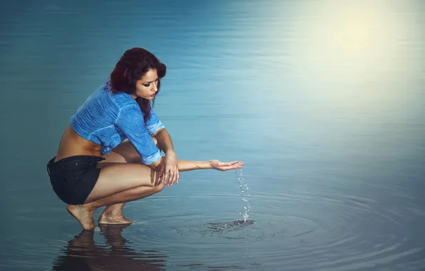 Картинка волны, вода, девушка, солнце, озеро, ноги, волосы, руки