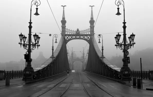 Картинка дорога, машина, мост, туман, фонари, мотоцикл, автомобиль, Будапешт