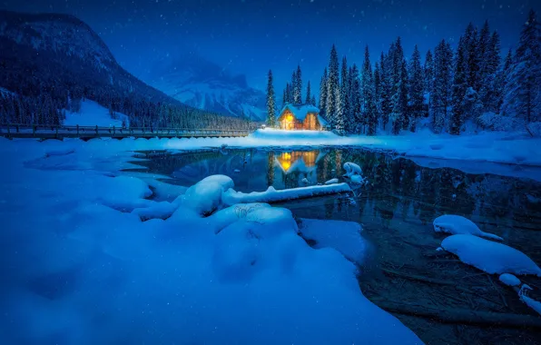 Картинка зима, лес, снег, горы, озеро, отражение, Канада, домик